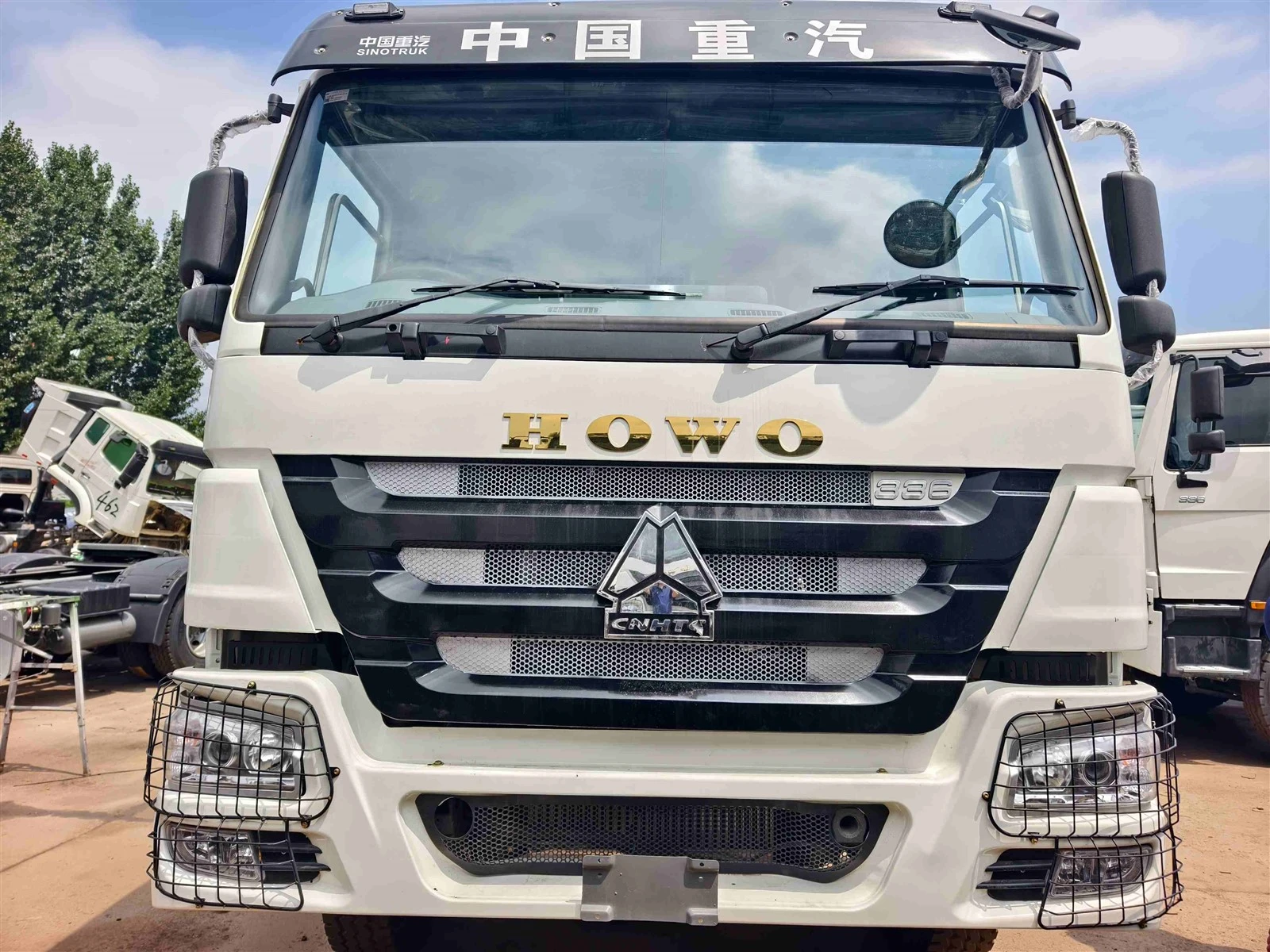 White HOWO 6x4 Dumptruck 336HP Front View White HOWO 6x4 Dumptruck 336HP Front View